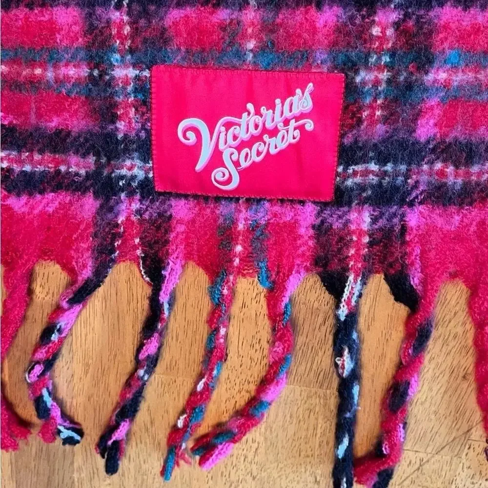 Victoria’s Secret scarf, new with tags